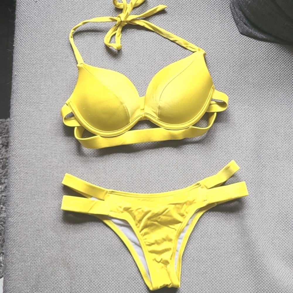 Victoria's Secret Yellow Bikini - Picture 2 of 11